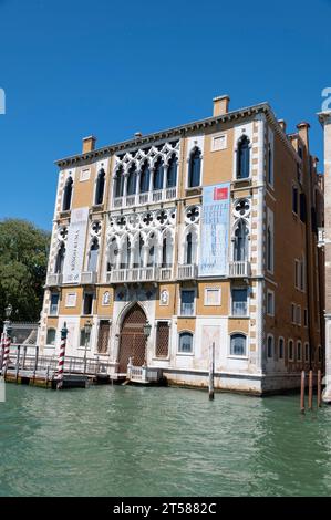 Der Palazzo Cavalli-Franchetti wurde 1565 in gotischer Architektur entworfen. Es liegt neben der Holzbrücke - Ponte dell'Accademia) auf der Th Stockfoto