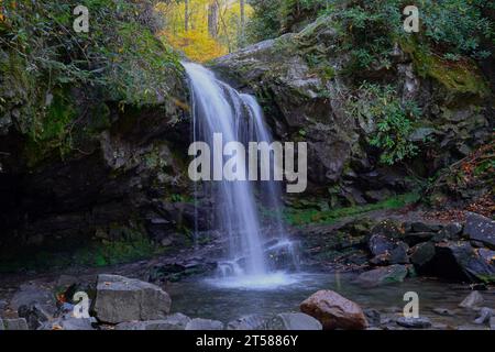 Grottos Falls im Great Smoky Mountain National Park in Tennessee im Herbst Stockfoto