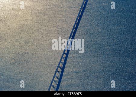 Eine Luftaufnahme der Vasco da Gama-Brücke (eröffnet 1998) über den Tejo, Lissabon, Portugal. Mit fast 12,5 km ist sie die längste Brücke Europas Stockfoto