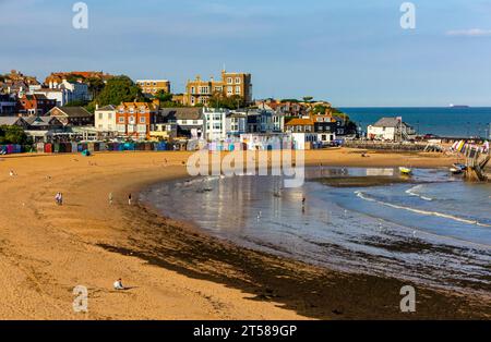 Der Sandstrand an der Viking Bay in Broadstairs, Thanet, Kent, England, Großbritannien, mit Bleak House in Verbindung mit Charles Dickens, sichtbar auf der Klippe. Stockfoto