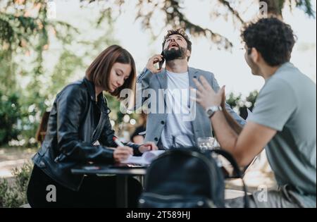 Geschäftsleute arbeiten in einer Kaffeebar zusammen und diskutieren über Wachstum, Budgetmanagement und Vertriebsstrategien für ein erfolgreiches Start-up. Stockfoto