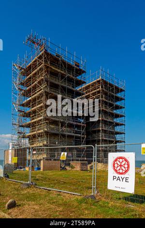 Gerüste an den Reculver Towers des 12. Jahrhunderts in Herne Bay an der Nordküste von Kent England, Großbritannien, während der Restaurierungsarbeiten im Sommer 2023 Stockfoto