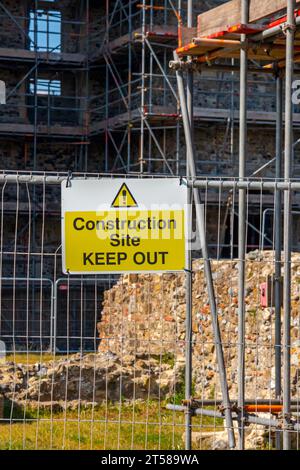 Auf der Baustelle halten Sie ein Schild an den Metallzäunen auf einer Baustelle ab. Stockfoto