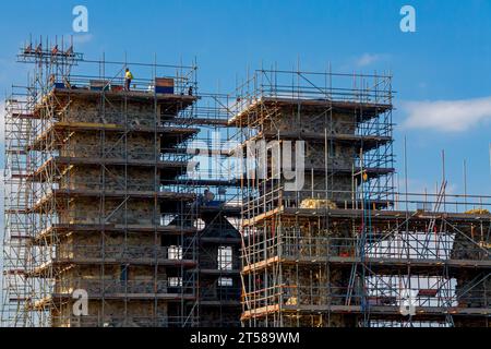 Gerüste an den Reculver Towers des 12. Jahrhunderts in Herne Bay an der Nordküste von Kent England, Großbritannien, während der Restaurierungsarbeiten im Sommer 2023 Stockfoto