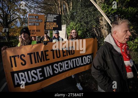 West Sussex, Großbritannien. November 2023. Anti-Scientology-Demonstranten marschieren zum nationalen Hauptquartier der Kirche in East Grinstead. Der Protest, der vom Ex-Mitglied Alexander Barnes-Ross organisiert wurde, der sagt, dass er sich den Scientologen im Alter von 15 Jahren im Jahr 2011 angeschlossen hat, lautete, „Scientology eine klare Botschaft zu senden: Der Missbrauch muss aufhören“. Guy Corbishley/Alamy Live News Stockfoto