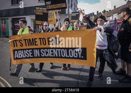 West Sussex, Großbritannien. November 2023. Anti-Scientology-Demonstranten marschieren zum nationalen Hauptquartier der Kirche in East Grinstead. Der Protest, der von Alexander Barnes-Ross organisiert wurde, der sagt, dass er sich den Scientologen im Alter von 15 Jahren 2011 angeschlossen hatte, lautete: „Der Missbrauch muss aufhören“. Guy Corbishley/Alamy Live News Stockfoto