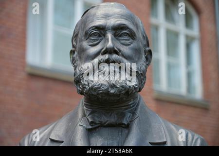 Büste Rudolf Virchow, CharitÃ, Chariteplatz, Mitte, Berlin, Deutschland *** Büste von Rudolf Virchow, CharitÃ, Chariteplatz, Mitte, Berlin, Deutschland Credit: Imago/Alamy Live News Stockfoto