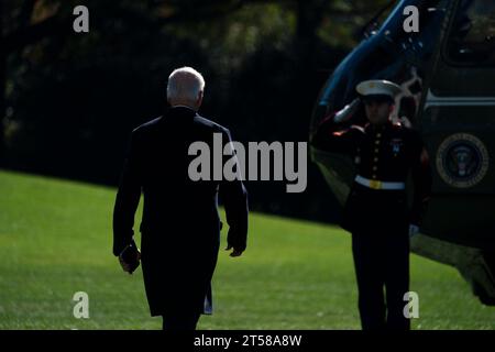 US-Präsident Joe Biden geht an Bord der Marine One auf dem Südrasen des Weißen Hauses in Washington, DC, USA. November 2023. Präsident Biden reist nach Lewiston, Maine, wo er den Opfern des Massenschießens Respekt zollen und mit Familien und Gemeindemitgliedern trauern wird, sowie Ersthelfer, Krankenschwestern und andere an vorderster Front treffen wird. Quelle: Abaca Press/Alamy Live News Stockfoto