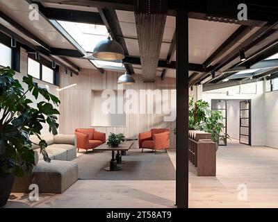 Rezeption und Pausenbereich. Langton Rd, London, Großbritannien. Architekt: Stiff + Trevillion Architects, 2022. Stockfoto