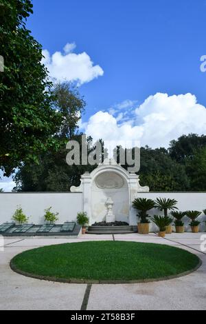 Ein kleiner Platz in den Gärten des königlichen Palastes in Neapel, Italien Stockfoto