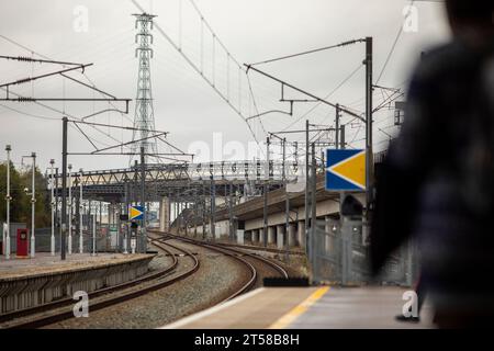 Der Bahnhof Ebbsfleet International Railway Station (IATA: XQE) befindet sich im Ebbsfleet Valley, Kent, 16 Kilometer östlich von London, England, in der Nähe von Dartford und dem Bluewater Einkaufszentrum im Westen und Gravesend im Osten. Der Bahnhof, Teil des Stadterneuerungsprojekts Thames Gateway, liegt an der Hochgeschwindigkeitsbahnstrecke 1, 400 Meter (1.300 Fuß) südwestlich des Bahnhofs Northfleet, abseits der A2-Hauptstraße, 8,0 km von der Kreuzung mit der Autobahn M25 entfernt. Stockfoto