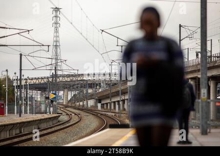 Der Bahnhof Ebbsfleet International Railway Station (IATA: XQE) befindet sich im Ebbsfleet Valley, Kent, 16 Kilometer östlich von London, England, in der Nähe von Dartford und dem Bluewater Einkaufszentrum im Westen und Gravesend im Osten. Der Bahnhof, Teil des Stadterneuerungsprojekts Thames Gateway, liegt an der Hochgeschwindigkeitsbahnstrecke 1, 400 Meter (1.300 Fuß) südwestlich des Bahnhofs Northfleet, abseits der A2-Hauptstraße, 8,0 km von der Kreuzung mit der Autobahn M25 entfernt. Stockfoto