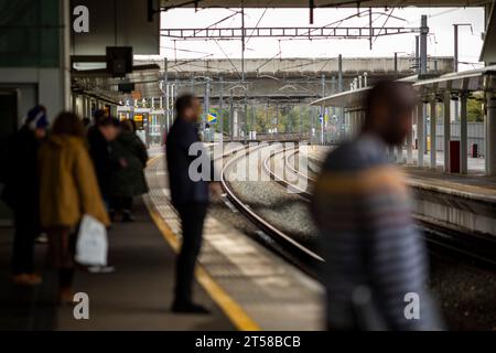 Der Bahnhof Ebbsfleet International Railway Station (IATA: XQE) befindet sich im Ebbsfleet Valley, Kent, 16 Kilometer östlich von London, England, in der Nähe von Dartford und dem Bluewater Einkaufszentrum im Westen und Gravesend im Osten. Der Bahnhof, Teil des Stadterneuerungsprojekts Thames Gateway, liegt an der Hochgeschwindigkeitsbahnstrecke 1, 400 Meter (1.300 Fuß) südwestlich des Bahnhofs Northfleet, abseits der A2-Hauptstraße, 8,0 km von der Kreuzung mit der Autobahn M25 entfernt. Stockfoto