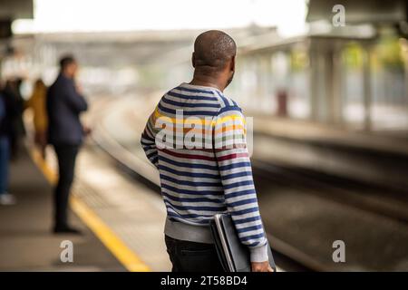 Der Bahnhof Ebbsfleet International Railway Station (IATA: XQE) befindet sich im Ebbsfleet Valley, Kent, 16 Kilometer östlich von London, England, in der Nähe von Dartford und dem Bluewater Einkaufszentrum im Westen und Gravesend im Osten. Der Bahnhof, Teil des Stadterneuerungsprojekts Thames Gateway, liegt an der Hochgeschwindigkeitsbahnstrecke 1, 400 Meter (1.300 Fuß) südwestlich des Bahnhofs Northfleet, abseits der A2-Hauptstraße, 8,0 km von der Kreuzung mit der Autobahn M25 entfernt. Stockfoto