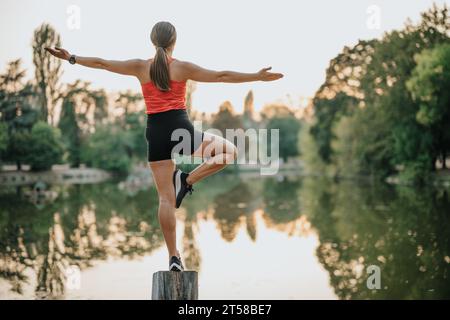 Aktives Paar joggen im Park, Training im Freien. Sportliche und motivierte Athleten. Stockfoto