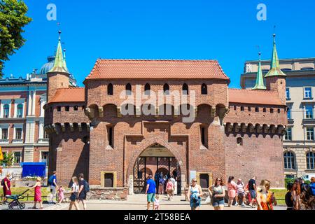 Mittelalterliche Barbakane aus rotem Backstein in Krakau, historisches Tor Teil der Stadtbefestigung Stockfoto