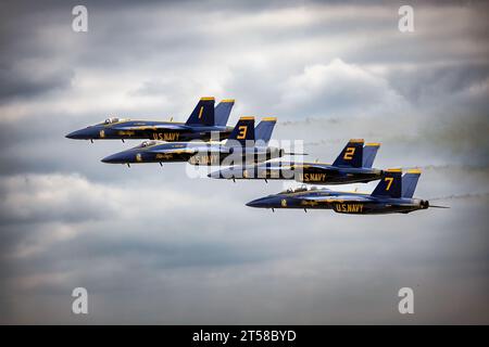 Die Blue Angels der US Navy treten an einem bewölkten Tag auf der amerikanischen Airshow 2023 in Miramar, Kalifornien. Stockfoto