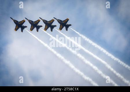 Die Blue Angels der US Navy fliegen auf der amerikanischen Airshow 2023 in Miramar, Kalifornien. Stockfoto