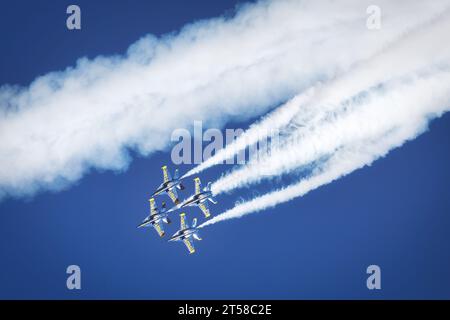 Die US Navy Blue Angels in ihrer Diamantschleife auf der amerikanischen Airshow 2023 in Miramar, Kalifornien Stockfoto