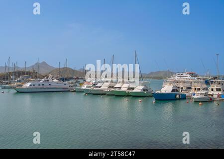 Blick über den Hafen von Mindelo, die Insel Sao Vicente mit Booten und Bergen im Hintergrund Stockfoto