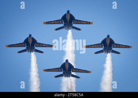 Die US Navy Blue Angels in ihrer Diamantenformation auf der amerikanischen Airshow 2023 in Miramar, Kalifornien Stockfoto