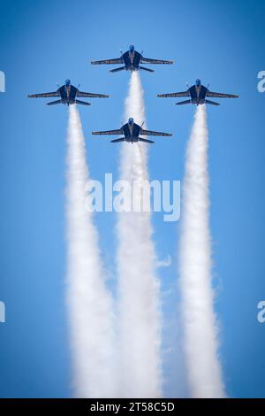 Die Blue Angels, mit Rauch in der Diamantenformation, auf der amerikanischen Airshow 2023 in Miramar, Kalifornien. Stockfoto