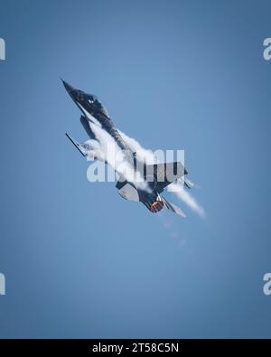 Major Aimee „Rebel“ Fiedler vom USAF Viper Demo Team steigt auf der amerikanischen Airshow 2023 in Miramar, Kalifornien. Stockfoto