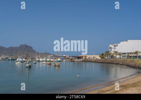 Blick über den Hafen von Mindelo, die Insel Sao Vicente mit Booten und Bergen im Hintergrund Stockfoto