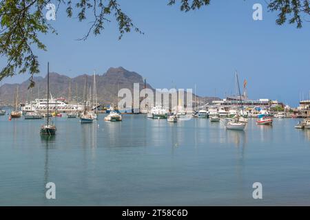 Blick über den Hafen von Mindelo, die Insel Sao Vicente mit Booten und Bergen im Hintergrund Stockfoto