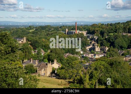 Clarence Mill in Bollington bei Macclesfield, Cheshire, England. Die Stadt Manchester in der Ferne. Stockfoto