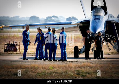 Die Blue Angels schütteln die Hand nach der Landung auf der amerikanischen Airshow 2023 in Miramar, Kalifornien. Stockfoto