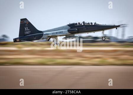 Ein T-38 Talon landet auf der amerikanischen Airshow 2023 in Miramar, Kalifornien. Stockfoto