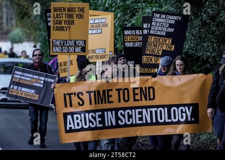 West Sussex, Großbritannien. November 2023. Anti-Scientology-Demonstranten marschieren zum nationalen Hauptquartier der Kirche in East Grinstead. Der Protest, der vom Ex-Mitglied Alexander Barnes-Ross organisiert wurde, der sagt, dass er sich den Scientologen im Alter von 15 Jahren im Jahr 2011 angeschlossen hat, lautete, „Scientology eine klare Botschaft zu senden: Der Missbrauch muss aufhören“. Guy Corbishley/Alamy Live News Stockfoto