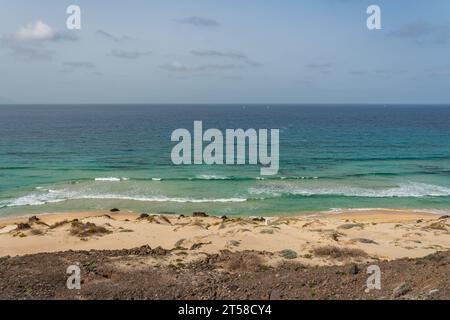 Long Beach mit weißem Sand und türkisfarbenem Meer auf der Insel Sao Vicente, Kap Verde Stockfoto