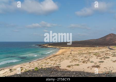 Long Beach mit weißem Sand und türkisfarbenem Meer auf der Insel Sao Vicente, Kap Verde Stockfoto
