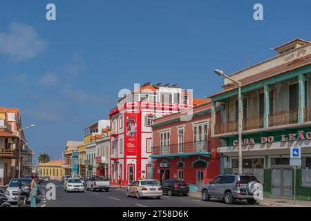 Mindelo, Insel Sao Vicente, Kap Verde - 07.10.2023: Straßenszene mit dem Gebäude im Zentrum von Mindelo, Kap Verde Stockfoto