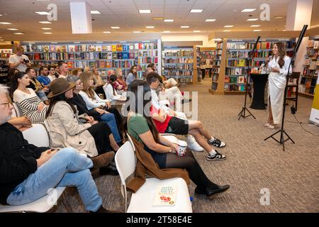 Los Angeles, USA. November 2023. Autor Andi Lew besucht Andi Lews Buch Signierung und Media Launch bei Barnes and Noble at the Grove, Los Angeles, CA 2. November 2023 Credit: Eugene Powers/Alamy Live News Stockfoto