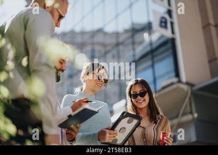 Das Team für kleine Unternehmen bespricht Budget, Markttrends und Strategie. Zusammenarbeit für Wachstum, Innovation und Rentabilität in der Stadt. Stockfoto