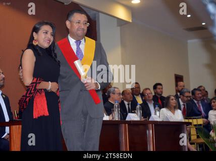 CUENCA-SESION SOLEMNE-INDEPENDENCIA Cuenca, Ecuador 3 de noviembre de 2023 EN el Salon de la Ciudad se desarrollo la Sesion Solemne por los 203 anos de Independencia de Cuenca. EN la sesion solemne se entrego reconocimiento a varias instituciones y personajes de la ciudad. foto Boris Romnoleroux/API. SOI-CUENCA-SESIONSOLEMNE-INDEPENDENCIA-da0e2b8bd32919105fef62918f03057e *** CUENCA UNABHÄNGIGKEITSSITZUNG Cuenca, Ecuador 3. November 2023 die feierliche Sitzung für die 203 Jahre Unabhängigkeit von Cuenca fand im Rathaus statt. Während der feierlichen Sitzung wurden mehrere in anerkannt Stockfoto