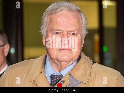 London, England, Großbritannien. November 2023. Der konservative Parlamentsabgeordnete BOB STEWART verlässt den Westminster Magistrates' Court, wo er nach einem Vorfall vor dem Lancaster House des Außenministeriums am 14. Dezember letzten Jahres wegen rassistisch verschärfter Ordnungswidrigkeit verurteilt wurde. (Kreditbild: © Tayfun Salci/ZUMA Press Wire) NUR REDAKTIONELLE VERWENDUNG! Nicht für kommerzielle ZWECKE! Stockfoto