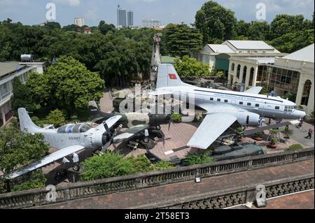 VIETNAM, Hanoi, Militärmuseum, Militärausrüstung und Kriegsschrott aus dem französischen Kolonialkrieg 1946-1954 und dem US-amerikanischen Krieg in Vietnam 1955–1975, US-Flugzeuge und Hubschrauber Bell UH-1H Iroquois, US-Kampfpanzer M-48, US M107 175 mm selbstfahrende Haubitze, vietnamesisches Flugzeug und Wrack von Grumman F6F Hellcat ein amerikanisches Trägerflugzeug der französischen Kolonialarmee, das bei der Schlacht in Dien Bien Phu 1954/VIETNAM, Hanoi, Militär Museum, Ausstellung mit Rüstung und Waffen zu den Kriegen der Franzosen und Amerikaner in Vietnam abgeschossen wurde Stockfoto