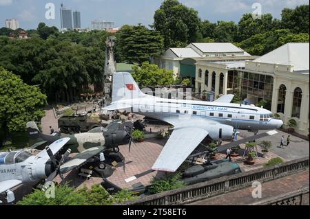 VIETNAM, Hanoi, Militärmuseum, Militärausrüstung und Kriegsschrott aus dem französischen Kolonialkrieg 1946-1954 und dem US-amerikanischen Krieg in Vietnam 1955–1975, US-Flugzeuge und Hubschrauber Bell UH-1H Iroquois, US-Kampfpanzer M-48, US M107 175 mm selbstfahrende Haubitze, vietnamesisches Flugzeug und Wrack von Grumman F6F Hellcat ein amerikanisches Trägerflugzeug der französischen Kolonialarmee, das bei der Schlacht in Dien Bien Phu 1954/VIETNAM, Hanoi, Militär Museum, Ausstellung mit Rüstung und Waffen zu den Kriegen der Franzosen und Amerikaner in Vietnam abgeschossen wurde Stockfoto