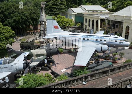 VIETNAM, Hanoi, Militärmuseum, Militärausrüstung und Kriegsschrott aus dem französischen Kolonialkrieg 1946-1954 und dem US-amerikanischen Krieg in Vietnam 1955–1975, US-Flugzeuge und Hubschrauber Bell UH-1H Iroquois, US-Kampfpanzer M-48, US M107 175 mm selbstfahrende Haubitze, vietnamesisches Flugzeug und Wrack von Grumman F6F Hellcat ein amerikanisches Trägerflugzeug der französischen Kolonialarmee, das bei der Schlacht in Dien Bien Phu 1954/VIETNAM, Hanoi, Militär Museum, Ausstellung mit Rüstung und Waffen zu den Kriegen der Franzosen und Amerikaner in Vietnam abgeschossen wurde Stockfoto