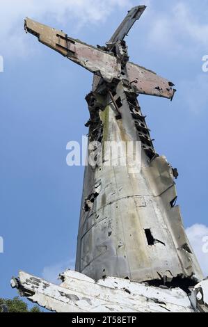 VIETNAM, Hanoi, Militärmuseum, Militärausrüstung und Kriegsschrott aus dem französischen Kolonialkrieg 1946-1954 und dem US-amerikanischen Krieg in Vietnam 1955–1975, Wrackage of Grumman F6F Hellcat, ein amerikanisches Trägerflugzeug der französischen Kolonialarmee, abgeschossen bei der Schlacht in Dien Bien Phu 1954 / VIETNAM, Hanoi, Militär Museum, Ausstellung mit Waffen zum Krieg der Amerikaner in Vietnam, und ein Wrack des F6F Hellcat Jagdflugzeug, abgeschossen von den vietnamesischen Truppen in der Schlacht von Dien Bien Phu 1954 während des kolonialen Indochina Krieg der Franzosen Stockfoto