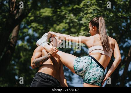 Aktive Paare, die im Park im Freien trainieren: Gesunder Lebensstil, Fitness und positive Ergebnisse Stockfoto