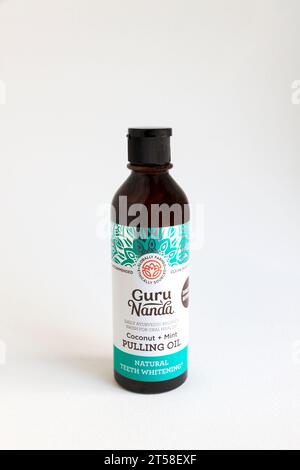 Pulling Oil, eine alternative ayurvedische Mundgesundheit medizinische Praxis, um Zähne und Zahnfleisch gesund zu halten. Stockfoto