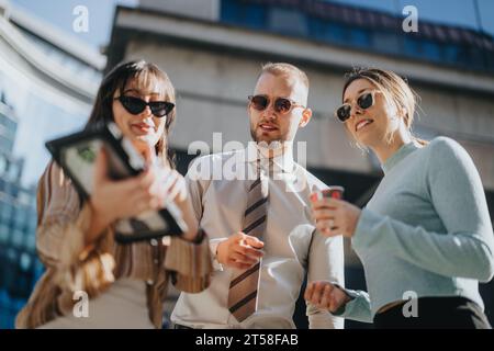 Das Unternehmensteam bespricht die Finanzplanung für die Expansion des Unternehmens und die Marktanalyse in der Stadt. Die Startup-Gruppe teilt Ideen für ein profitables Projekt Stockfoto