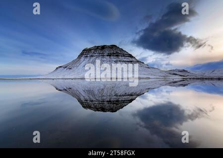 Kirkjufell, ein schneebedeckter Nunatak-Hügel, der sich im Winter im Fjordwasser auf der Halbinsel Snæfellsnes widerspiegelt, der meistfotografierte Berg Islands Stockfoto