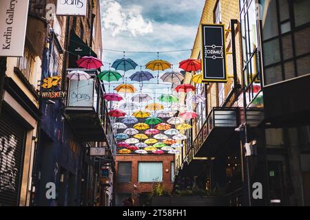 Künstlerische Umbrella Street in hellen Farben im Stadtzentrum von Dublin Stockfoto