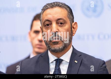 Der Botschafter Libyens, Taher, M. T. Elsonni, spricht am 3. November 2023 im Hauptquartier der Vereinten Nationen in New York während eines Pressegesprächs mit Mitgliedern der Organisation für Islamische Zusammenarbeit Stockfoto
